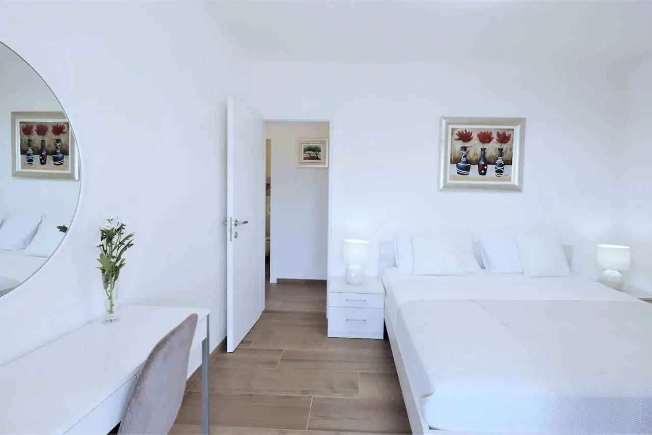 Luxury Beachfront Villa With Pool For Two Families Okrug Gornji 0*,